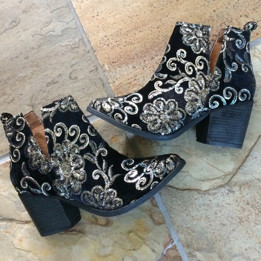 🍃💕HP NIB Naughty Monkey Velvet Ankle Bootie - Picture 3 of 8